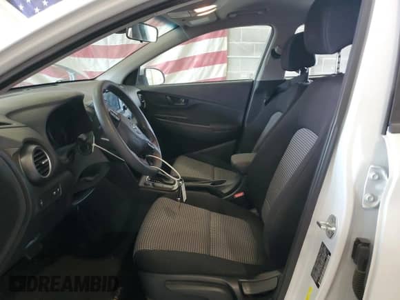2020 Hyundai Kona SE с VIN KM8K1CAA8LU418913, выставлен на аукционе Copart как лот 80523355 с пробегом 73 198 миль миль и Списание • Salvage title. История ставок и продаж доступна на DreamBid. Изображение 7.
