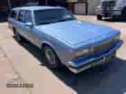 1988 Chevrolet Caprice z VIN 1G1BN81Y8JR214558, wystawiony jako Copart lot #59442205 z przebiegiem 89 217 mil mil oraz Czysty tytuł • Clean title. Historia ofert i sprzedaży dostępna na DreamBid. Obrazek 1.
