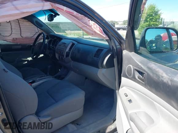 2011 Toyota Tacoma z VIN 3TMLU4EN6BM078747, wystawiony jako IAAI lot #42421983 z przebiegiem 124 770 mil mil oraz . Historia ofert i sprzedaży dostępna na DreamBid. Obrazek 5.