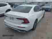 2022 Volvo S60 Momentum z VIN 7JRL12TZ5NG161962, wystawiony jako IAAI lot #42289592 z przebiegiem 62 043 mil mil oraz . Historia ofert i sprzedaży dostępna na DreamBid. Obrazek 4.