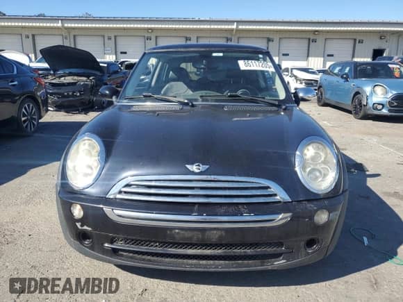 2005 MINI Hardtop with VIN WMWRC33425TC57990, listed as a Copart auction lot 86117205 with Not provided miles and Clean title. Bid and sale history available at DreamBid. Image 5.