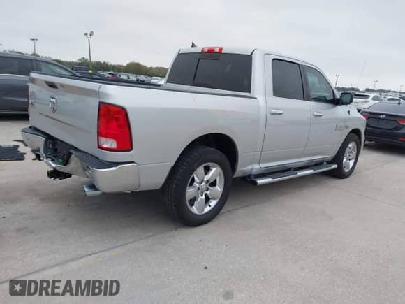 2017 Ram 1500 Big Horn z VIN 1C6RR6LT3HS500618, wystawiony jako IAAI lot #41424471 z przebiegiem 123 217 mil mil oraz . Historia ofert i sprzedaży dostępna na DreamBid. Obrazek 4.