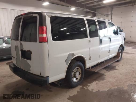 2008 Chevrolet Express Passenger with VIN 1GAGG25K881144622, listed as a IAAI auction lot 42038802 with 178,140 mi miles and . Bid and sale history available at DreamBid. Image 4.