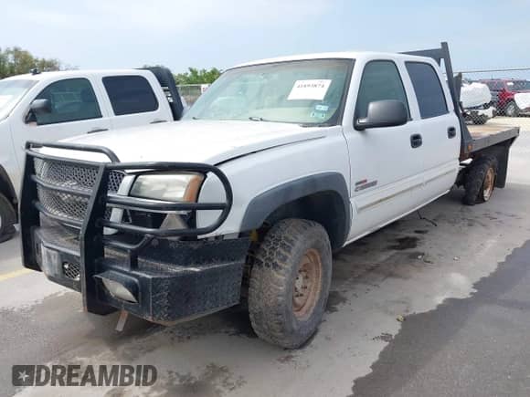 2003 Chevrolet Silverado 2500HD LS z VIN 1GCHK23193F126937, wystawiony jako IAAI lot #41893874 z przebiegiem 260 432 mil mil oraz . Historia ofert i sprzedaży dostępna na DreamBid. Obrazek 17.