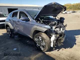 2024 Hyundai Kona SEL с VIN KM8HBCAB8RU180649, выставлен на аукционе Copart как лот 77422494 с пробегом Не указан миль и На запчасти • Non repairable. История ставок и продаж доступна на DreamBid. Изображение 4.