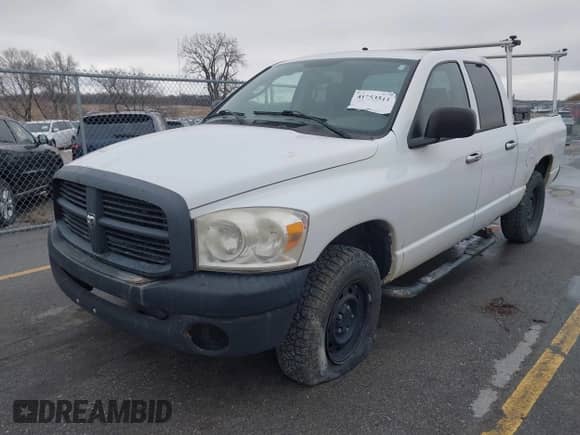 2007 Dodge 1500 ST z VIN 1D7HU18P57J590379, wystawiony jako IAAI lot #41753511 z przebiegiem 208 080 mil mil oraz . Historia ofert i sprzedaży dostępna na DreamBid. Obrazek 2.
