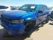2019 Chevrolet Colorado 2WD Z71 с VIN 1GCGSDEN0K1202905, выставлен на аукционе IAAI как лот 42204389 с пробегом 146 935 миль миль и . История ставок и продаж доступна на DreamBid. Изображение 2.