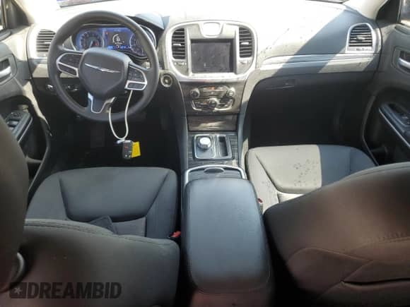 2020 Chrysler 300 Touring L z VIN 2C3CCAAG6LH212704, wystawiony jako Copart lot #63996225 z przebiegiem 40 317 mil mil oraz Szkoda całkowita • Salvage title. Historia ofert i sprzedaży dostępna na DreamBid. Obrazek 8.