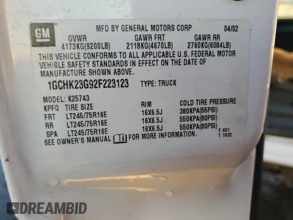 2002 Chevrolet Silverado 2500HD LS z VIN 1GCHK23G92F223123, wystawiony jako Copart lot #84289734 z przebiegiem 174 131 mil mil oraz Szkoda całkowita • Salvage title. Historia ofert i sprzedaży dostępna na DreamBid. Obrazek 12.