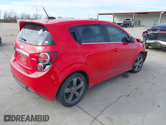 2016 Chevrolet Sonic RS z VIN 1G1JG6SB6G4168724, wystawiony jako IAAI lot #41363232 z przebiegiem 99 818 mil mil oraz . Historia ofert i sprzedaży dostępna na DreamBid. Obrazek 4.