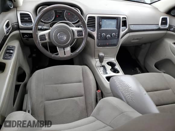 2012 Jeep Grand Cherokee Laredo z VIN 1C4RJEAG0CC307054, wystawiony jako Copart lot #81123575 z przebiegiem 304 057 mil mil oraz Czysty tytuł • Clean title. Historia ofert i sprzedaży dostępna na DreamBid. Obrazek 8.