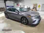 2020 Toyota Camry SE z VIN 4T1G11AKXLU334014, wystawiony jako Copart lot #62283675 z przebiegiem 83 671 mil mil oraz Czysty tytuł • Clean title. Historia ofert i sprzedaży dostępna na DreamBid. Obrazek 4.