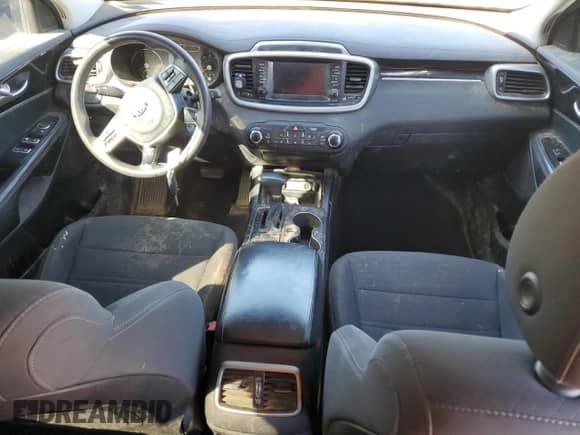 2019 Kia Sorento LX с VIN 5XYPG4A32KG565874, выставлен на аукционе Copart как лот 85915975 с пробегом 180 513 миль миль и Списание • Salvage title. История ставок и продаж доступна на DreamBid. Изображение 8.