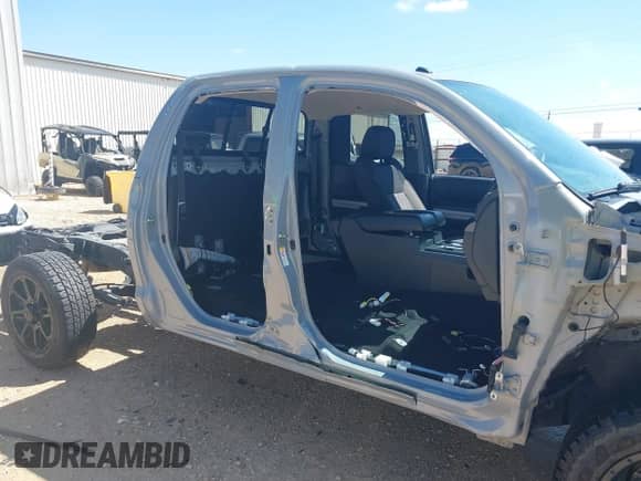 2018 Toyota Tundra SR с VIN 5TFUW5F1XJX752861, выставлен на аукционе IAAI как лот 42443800 с пробегом 72 547 миль миль и . История ставок и продаж доступна на DreamBid. Изображение 6.