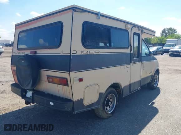 1988 Chevrolet Astro with VIN 1GCDM15ZXJB139481, listed as a IAAI auction lot 43241759 with 80,739 mi miles and . Bid and sale history available at DreamBid. Image 4.