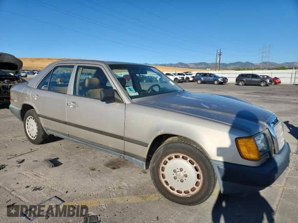 1987 Mercedes-Benz 300 E z VIN WDBEA30D6HA563520, wystawiony jako Copart lot #80399675 z przebiegiem 128 063 mil mil oraz Czysty tytuł • Clean title. Historia ofert i sprzedaży dostępna na DreamBid. Obrazek 4.