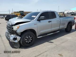 2011 Toyota Tundra z VIN 5TFCY5F12BX012275, wystawiony jako Copart lot #66042904 z przebiegiem 132 811 mil mil oraz Szkoda całkowita • Salvage title. Historia ofert i sprzedaży dostępna na DreamBid. Obrazek 1.