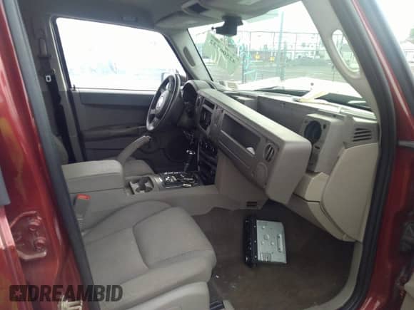 2007 Jeep Commander Sport z VIN 1J8HG48N17C550251, wystawiony jako IAAI lot #42506732 z przebiegiem 143 329 mil mil oraz . Historia ofert i sprzedaży dostępna na DreamBid. Obrazek 5.