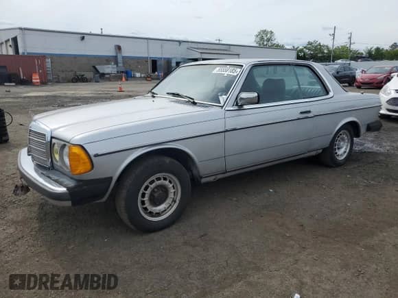 1982 Mercedes-Benz 300 z VIN WDBAB53A2CB000735, wystawiony jako Copart lot #55558185 z przebiegiem 176 245 mil mil oraz Czysty tytuł • Clean title. Historia ofert i sprzedaży dostępna na DreamBid. Obrazek 1.