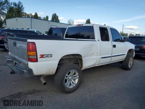 2003 GMC Sierra 1500 SLT z VIN 2GTEK19T731335445, wystawiony jako Copart lot #81689485 z przebiegiem Nie podano mil oraz Szkoda całkowita • Salvage title. Historia ofert i sprzedaży dostępna na DreamBid. Obrazek 3.