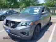 2018 Nissan Pathfinder SV z VIN 5N1DR2MM8JC645166, wystawiony jako IAAI lot #42666765 z przebiegiem 81 544 mil mil oraz . Historia ofert i sprzedaży dostępna na DreamBid. Obrazek 2.