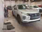 2021 Mitsubishi Outlander ES z VIN JA4ARUAU6MU027277, wystawiony jako IAAI lot #42273038 z przebiegiem 79 630 mil mil oraz . Historia ofert i sprzedaży dostępna na DreamBid. Obrazek 1.