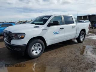 2023 Ram 1500 Tradesman z VIN 1C6SRFGT5PN555189, wystawiony jako Copart lot #51541985 z przebiegiem 6 684 mil mil oraz Szkoda całkowita • Salvage title. Historia ofert i sprzedaży dostępna na DreamBid. Obrazek 1.