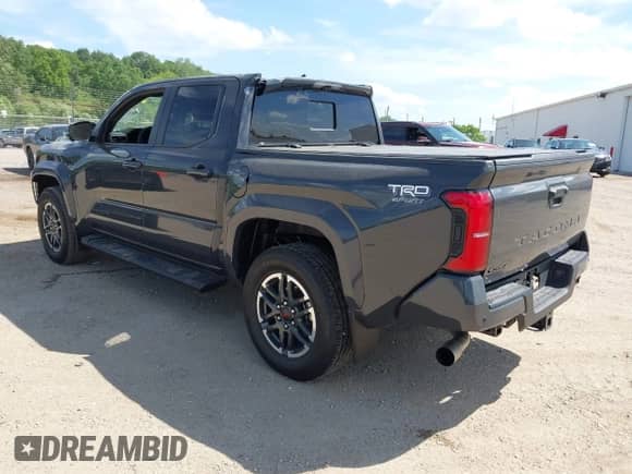 2024 Toyota Tacoma SR5 z VIN 3TMLB5JN2RM054571, wystawiony jako IAAI lot #42572496 z przebiegiem 7 157 mil mil oraz . Historia ofert i sprzedaży dostępna na DreamBid. Obrazek 3.
