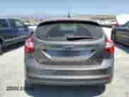 2014 Ford Focus Titanium z VIN 1FADP3N26EL413898, wystawiony jako Copart lot #68314685 z przebiegiem 91 660 mil mil oraz Szkoda całkowita • Salvage title. Historia ofert i sprzedaży dostępna na DreamBid. Obrazek 6.