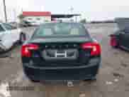 2016 Volvo S60 T5 Drive-E Premier z VIN YV126MFK4G2413197, wystawiony jako IAAI lot #42628347 z przebiegiem 98 174 mil mil oraz . Historia ofert i sprzedaży dostępna na DreamBid. Obrazek 16.