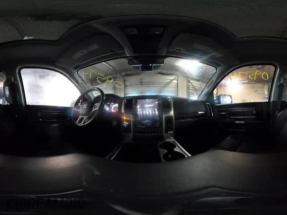 2014 Ram 1500 Laramie z VIN 1C6RR7NM2ES476528, wystawiony jako IAAI lot #42309574 z przebiegiem 150 307 mil mil oraz . Historia ofert i sprzedaży dostępna na DreamBid. Obrazek 18.