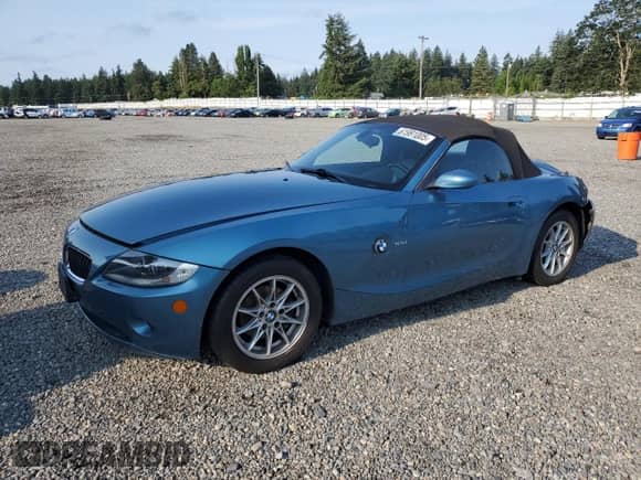 2005 BMW Z4 2.5i z VIN 4USBT33535LR70689, wystawiony jako Copart lot #61991005 z przebiegiem 150 144 mil mil oraz Szkoda całkowita • Salvage title. Historia ofert i sprzedaży dostępna na DreamBid. Obrazek 1.