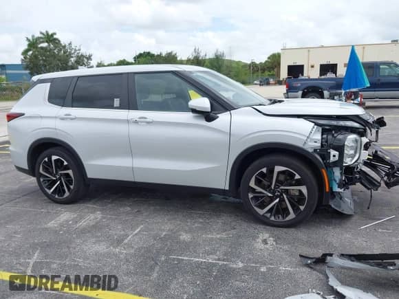 2023 Mitsubishi Outlander SE z VIN JA4J3UA88PZ060230, wystawiony jako IAAI lot #42748367 z przebiegiem 36 704 mil mil oraz . Historia ofert i sprzedaży dostępna na DreamBid. Obrazek 14.