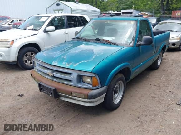 1995 Chevrolet S-10 with VIN 1GCCS1440SK253692, listed as a IAAI auction lot 42732322 with 134,102 mi miles and . Bid and sale history available at DreamBid. Image 2.