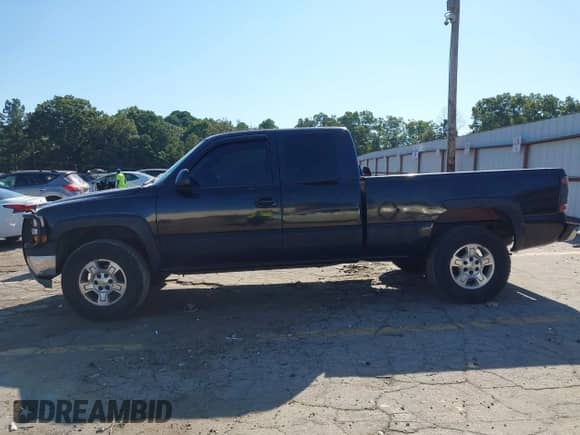 2000 Chevrolet Silverado 1500 LS z VIN 2GCEC19TXY1227986, wystawiony jako IAAI lot #43159851 z przebiegiem 300 863 mil mil oraz . Historia ofert i sprzedaży dostępna na DreamBid. Obrazek 14.