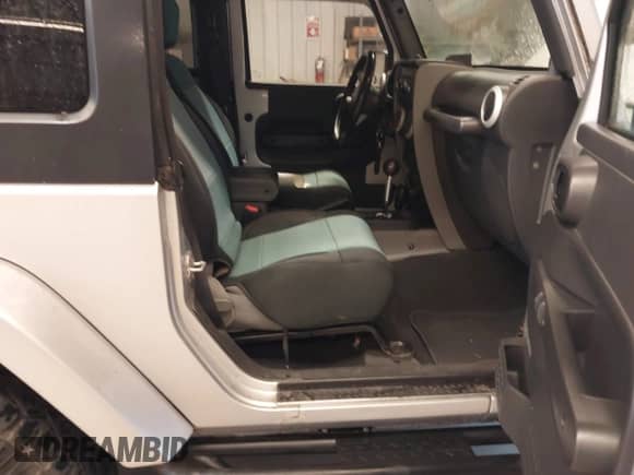 2009 Jeep Wrangler Sahara z VIN 1J4FA54159L747557, wystawiony jako IAAI lot #43387452 z przebiegiem 141 100 mil mil oraz . Historia ofert i sprzedaży dostępna na DreamBid. Obrazek 5.