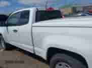 2015 Chevrolet Colorado 2WD WT z VIN 1GCHSAEA6F1187994, wystawiony jako IAAI lot #42365665 z przebiegiem 170 417 mil mil oraz . Historia ofert i sprzedaży dostępna na DreamBid. Obrazek 14.