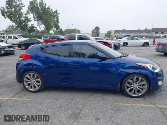 2015 Hyundai Veloster z VIN KMHTC6AD0FU243328, wystawiony jako IAAI lot #42439313 z przebiegiem 96 997 mil mil oraz . Historia ofert i sprzedaży dostępna na DreamBid. Obrazek 13.