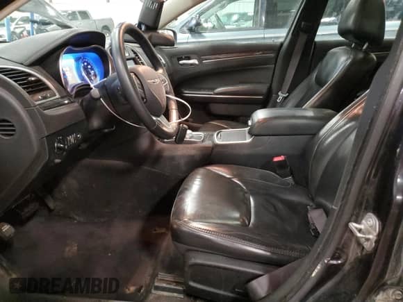 2016 Chrysler 300 Limited z VIN 2C3CCARG4GH358464, wystawiony jako Copart lot #43328695 z przebiegiem 74 923 mil mil oraz Czysty tytuł • Clean title. Historia ofert i sprzedaży dostępna na DreamBid. Obrazek 7.