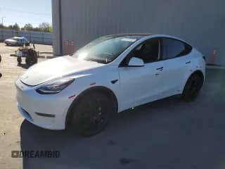 2021 Tesla Model Y Long Range z VIN 5YJYGDEEXMF297425, wystawiony jako Copart lot #87047055 z przebiegiem 82 751 mil mil oraz Szkoda całkowita • Salvage title. Historia ofert i sprzedaży dostępna na DreamBid. Obrazek 1.