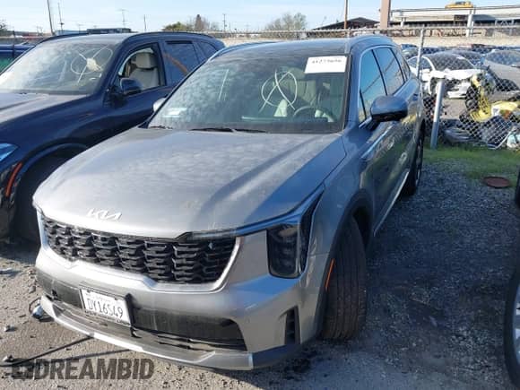 2025 Kia Sorento SX Prestige with VIN KNDRKDJG5S5323454, listed as a IAAI auction lot 41273656 with 101 mi miles and . Bid and sale history available at DreamBid. Image 18.