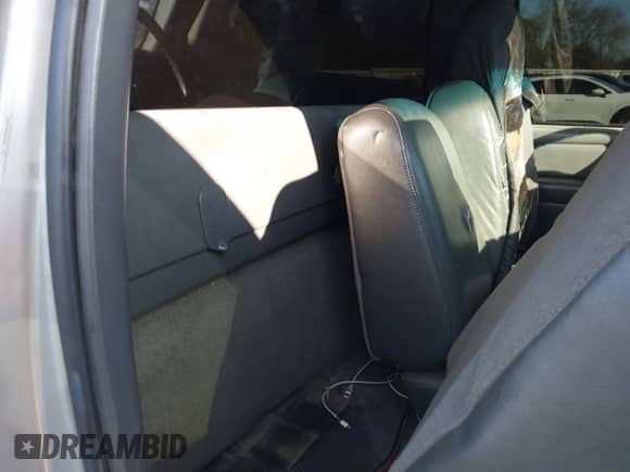 2005 GMC Sierra 1500 Work Truck z VIN 1GTEC14X75Z255631, wystawiony jako IAAI lot #41662255 z przebiegiem 327 188 mil mil oraz . Historia ofert i sprzedaży dostępna na DreamBid. Obrazek 8.