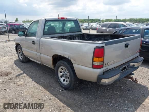 2005 GMC Sierra 1500 Work Truck z VIN 1GTEC14X15Z329738, wystawiony jako IAAI lot #42233810 z przebiegiem 184 120 mil mil oraz . Historia ofert i sprzedaży dostępna na DreamBid. Obrazek 3.