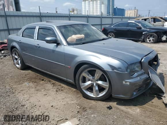 2006 Chrysler 300 C SRT-8 z VIN 2C3LA73W86H473608, wystawiony jako Copart lot #64892974 z przebiegiem Nie podano mil oraz Szkoda całkowita • Salvage title. Historia ofert i sprzedaży dostępna na DreamBid. Obrazek 4.