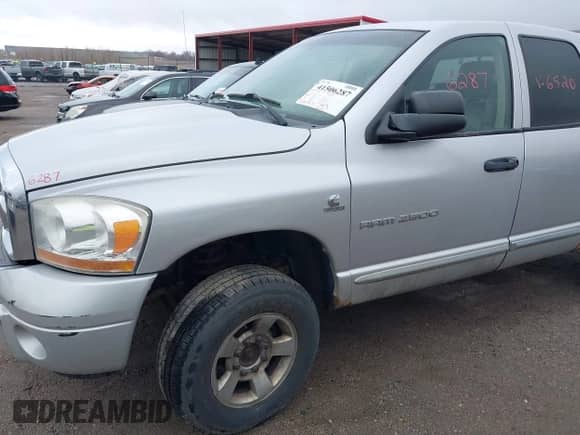 2006 Dodge 2500 SLT z VIN 3D7KS28C36G136520, wystawiony jako IAAI lot #41948753 z przebiegiem 305 825 mil mil oraz . Historia ofert i sprzedaży dostępna na DreamBid. Obrazek 12.