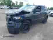 2021 Jeep Grand Cherokee Laredo E z VIN 1C4RJFAG0MC561001, wystawiony jako IAAI lot #42811025 z przebiegiem 48 959 mil mil oraz . Historia ofert i sprzedaży dostępna na DreamBid. Obrazek 2.