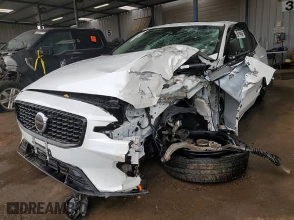 2025 Volvo S60 Core z VIN 7JRL12GJXSG364362, wystawiony jako Copart lot #51022375 z przebiegiem Nie podano mil oraz Szkoda całkowita • Salvage title. Historia ofert i sprzedaży dostępna na DreamBid. Obrazek 1.