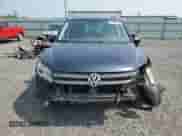 2017 Volkswagen Tiguan с VIN WVGMV7AX4HK041394, выставлен на аукционе Copart как лот 58237133 с пробегом Не указан миль и . История ставок и продаж доступна на DreamBid. Изображение 5.
