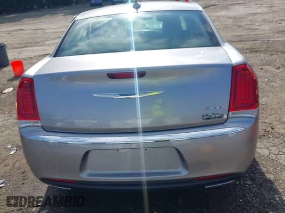 2016 Chrysler 300 Limited с VIN 2C3CCAAG3GH268329, выставлен на аукционе IAAI как лот 42524561 с пробегом 109 617 миль миль и . История ставок и продаж доступна на DreamBid. Изображение 16.