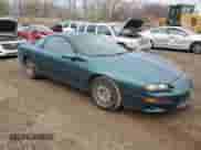 1998 Chevrolet Camaro z VIN 2G1FP22K7W2113539, wystawiony jako Copart lot #79086334 z przebiegiem Nie podano mil oraz Czysty tytuł • Clean title. Historia ofert i sprzedaży dostępna na DreamBid. Obrazek 4.